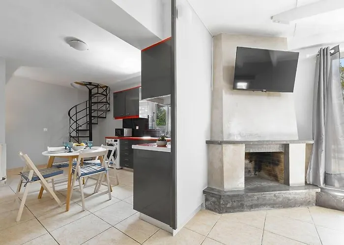 Beachside Apartment-pool-parking